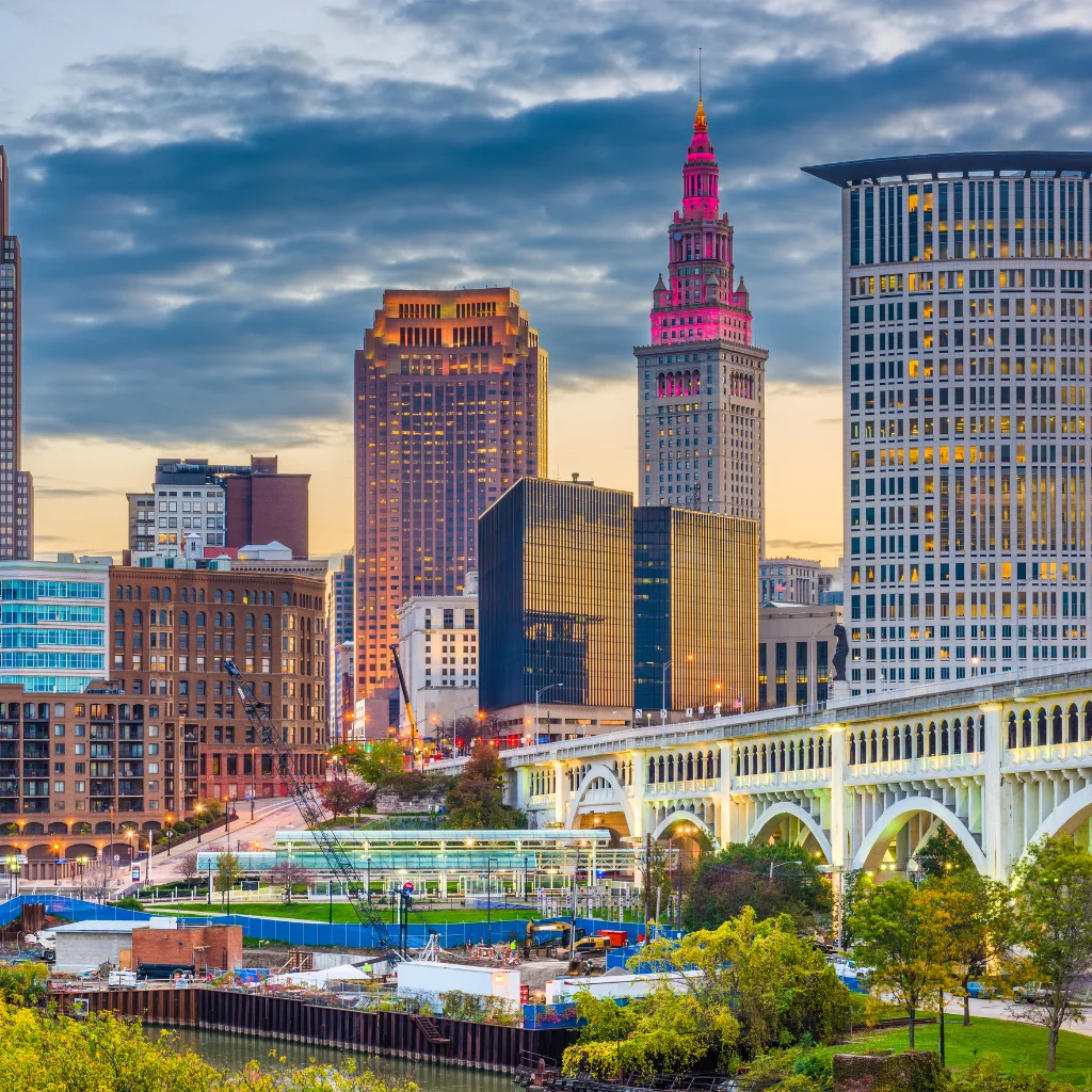 Cleveland skyline at dusk with Terminal Tower and a historic bridge. Ohio / Transportvibe